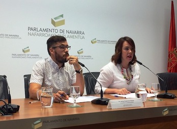 El responsable del diagnóstico, Javier Espinosa, y la presidenta de la Cámara, Ainhoa Aznarez. (PARLAMENTO DE NAFARROA)