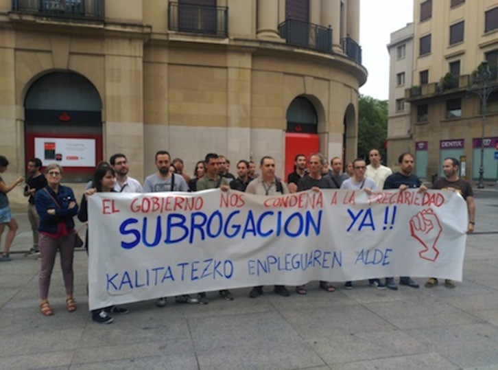 Trabajadores de la plantilla de informática subcontratada por el Gobierno de Nafarroa se han concentrado ante el palacio de Diputación. (ELA)