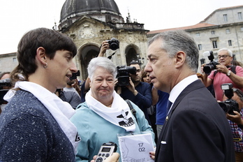 El lehendakari Urkullu conversa en Loiola con dos representantes de Etxerat. (Aritz LOIOLA / ARGAZKI PRESS)