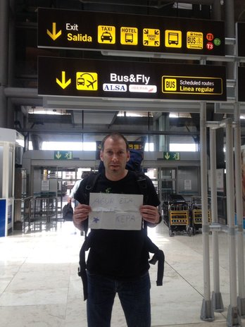 Mikel Oroz recuerda a Kepa del Hoyo en el aeropuerto de Barajas. (ETXERAT)