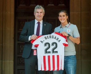 Ane Bergara junto a Urrutia tras firmar el contrato en Ibaigane. (ATHLETIC CLUB) 