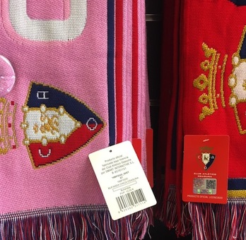 Osasuna mantendrá la venta de la bufanda rosa, pero retirará la referencia «chica» de la etiqueta.