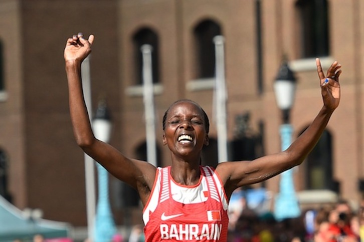 De origen keniano y competiendo por Bahréin, Rose Chelimo celebra su triunfo. (Glyn KIRK/AFP)