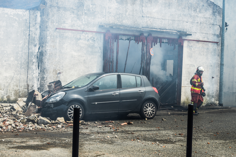 Une voiture garée aux abords du local a également été endommagée. © Isabelle Miquelestorena