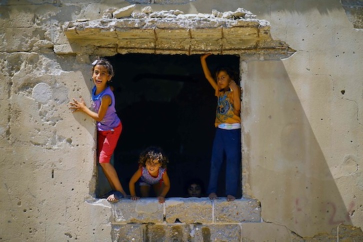 Varias niñas juegan en el campo de refugiados de Al-Shatee, en Gaza. (Mohammed ABED/AFP)