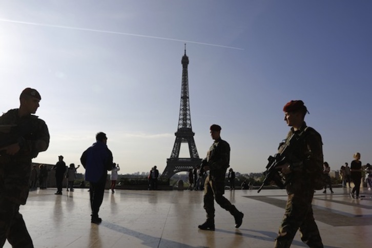Militares en las inmediaciones de la Torre Eiffel en un operativo anterior. (Ludovic MARIN/AFP)