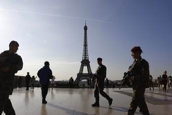 Militares de la ‘Operación Sentinelle’ patrullan en las inmediaciones de la Torre Eiffel. (Ludovic MARIN/AFP)