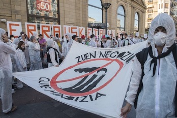 Buzo eta maskara zuriak jantzita egin dute manifestazioa. (Juan Carlos RUIZ/ARGAZKI PRESS)