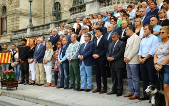 Concentración realizada en las escalinatas del Ayuntamiento por el atentado de Barcelona. (Bilboko Udala)