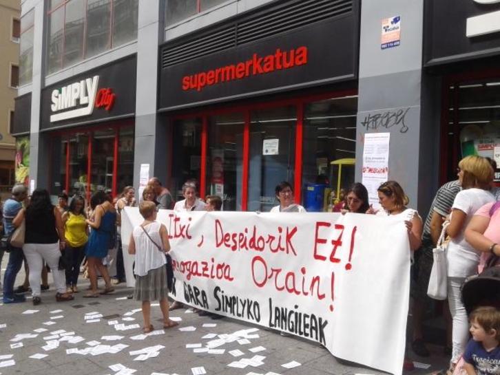 Protesta de esta mañana ante un supermercado de la cadena Simply. (LAB sindikatua)