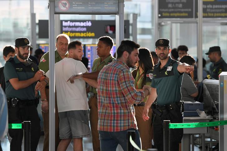 Agentes de la Guardia Civil durante este verano en el aeropuerto del Prat. (Lluis GENE/AFP)