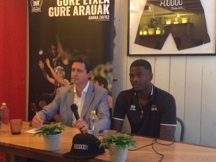 Jameel Mckay en la presentación. (@CDBILBAOBASKET)