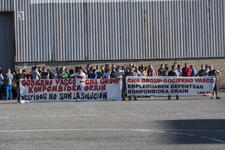 Los trabajadores de Edesa Industrial se han concentrado hoy ante la planta de Garagartza. (Gorka RUBIO/ARGAZKI PRESS)