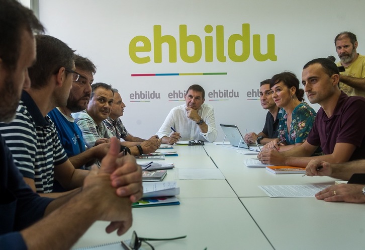 Reunión de los trabajadores de La Naval con EH Bildu, hoy en Bilbo. (Luis JAUREGIALTZO/ARGAZKI PRESS)