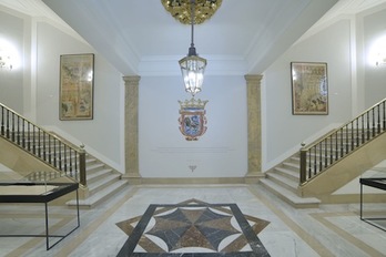 Así ha quedado el zaguán de la Casa Consistorial tras los cambios en la decoración. (AYUNTAMIENTO DE IRUÑEA)