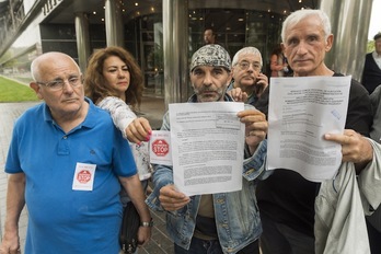 La familia que iba a ser desahuciada, acompañada de miembros de Stop Desahucios Araba. (Juanan RUIZ/ARGAZKI PRESS)