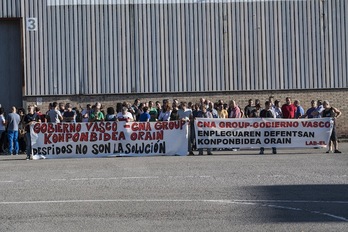 Concentración de los trabajadores ante la planta de Garagartza, el martes. (Gorka RUBIO/ARGAZKI PRESS)