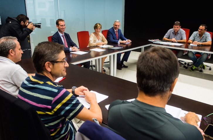 Reunión entre representantes del Gobierno de Lakua y el comité de La Naval. (Luis JAUREGIALTZO / ARGAZKI PRESS)