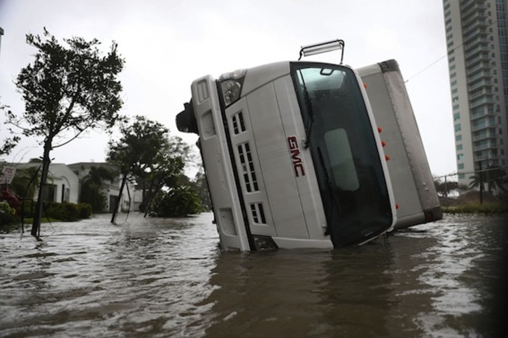 Un vehículo, volcado en las calles de Miami, en el estado de Florida. (Joe RAEDLE/AFP)