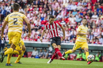 Aduriz marcó el segundo gol ante el Girona. (Aritz LOIOLA / ARGAZKI PRESS)