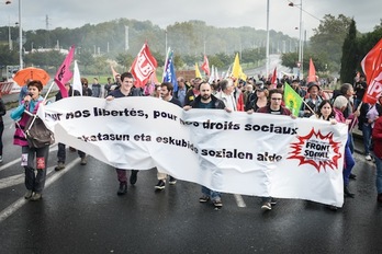 Sortu berria den Fronte Sozialak ireki du manifestazioa. (Isabelle MIQUELESTORENA)