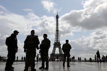Integrantes de la Operación Sentinelle desplegados en las inmediaciones de la Torre Eiffel, en París. (Ludovic MARIN/AFP)