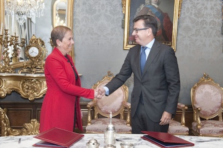 La presidenta Barkos y el vicepresidente del BEI Escolano, tras la firma del acuerdo. (GOBIERNO DE NAFARROA)