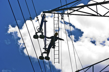 Un trabajador, en una torre de alta tensión. (Juan Carlos RUIZ / ARGAZKI PRESS)