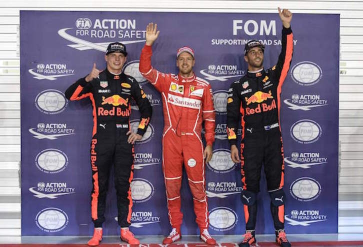 Vettel, flanqueado por los dos pilotos de Red Bull. (Mohd RASFAN  / AFP)