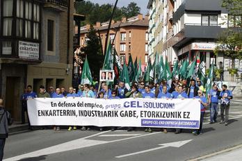 Jendetza batu da Grupo CEL-en aldeko manifestazioan. (Aritz LOIOLA/ARGAZKI PRESS)