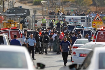 Fuerzas de seguridad y servicios sanitarios en el exterior de la colonia de Har Adar. (Menahem KAHANA/AFP PHOTO)