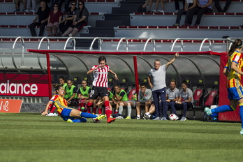 Joseba Agirre durante el partido ante el Valencia en Lezama. (Aritz LOIOLA / ARGAZKI PRESS)