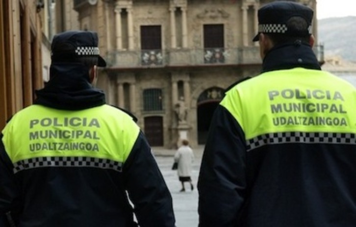 Aranzadi rechaza el «desmesurado» número de policías de la OPE de Iruñea.
