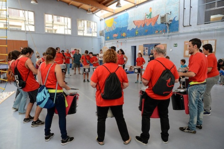 Aguardando al 1-O a ritmo de percusión en un colegio del barrio de Gràcia, en Barcelona. (Josep LAGO/AFP)