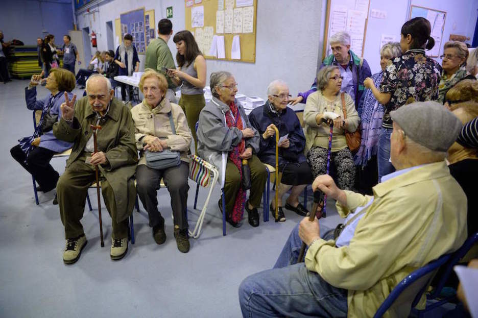 Personas de avanzada edad esperan a su turno para votar. (Josep LAGO/AFP)