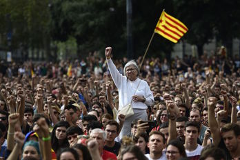 Foto tomada en una manifestación de este lunes contra la actuación española en el referéndum del domingo. (PIERRE-PHILIPPE MARCOU |  AFP)