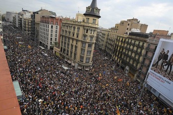 Vista aérea de la plaza de la Universitat, colapsada. (Lluís GENE/AFP)