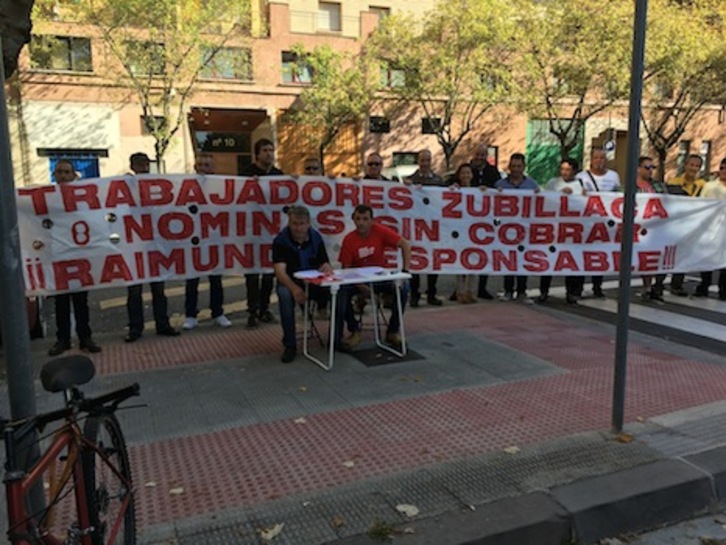 Imagen de archivo de una concentración de la plantilla de Construcciones Zubillaga ante la sede de la empresa. (LAB)