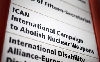 Cartel en la sede central de la Campaña Internacional para la Abolición de las Armas Nucleares, en Ginebra. ( FABRICE COFFRINI / AFP)