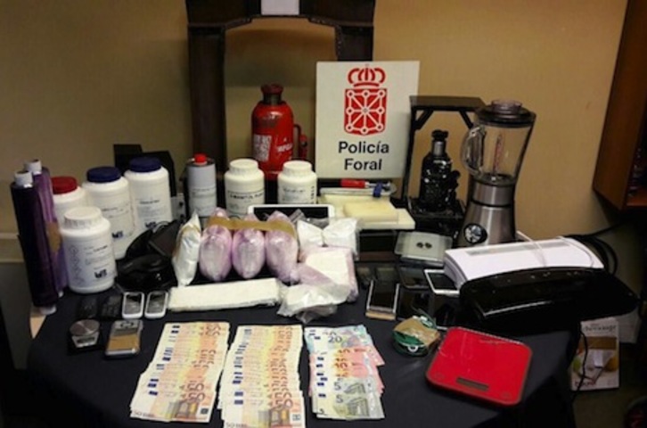 Droga y efectos incautados en la operación desarrollada en Iruñea y Orkoien. (POLICÍA FORAL)