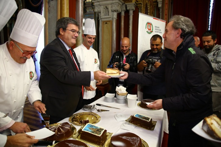 Aburto y Alfonso Gil degustando la tarta Begoña. (Bilboko Udala)