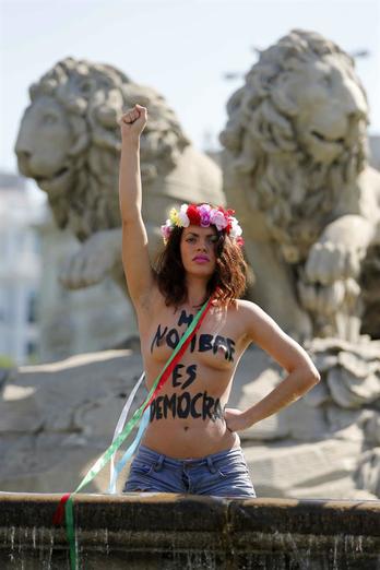 Rosa Molina, en una protesta en Cibeles.