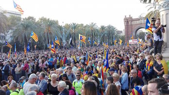 Son muchas las personas que se han dado cita en las inmediaciones del Arc de Triomf . (@iontelleria) 