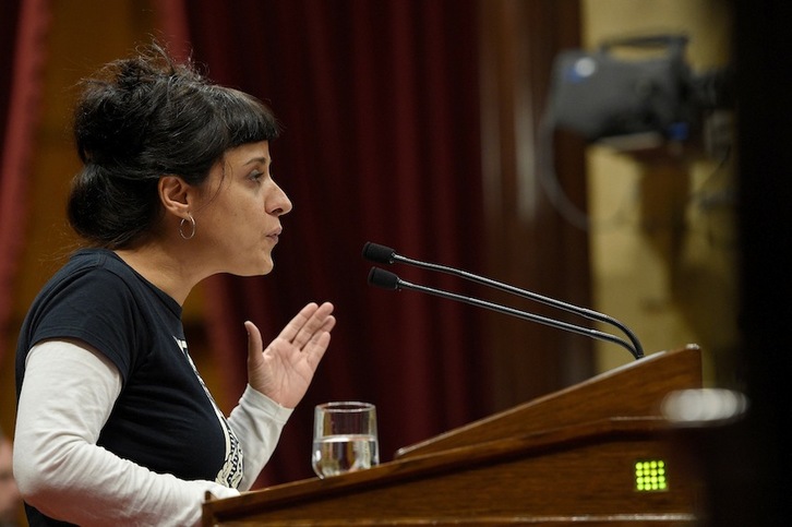 Anna Gabriel (CUP), durante nau intervención en el Parlament. (Lluís GENE/AFP)