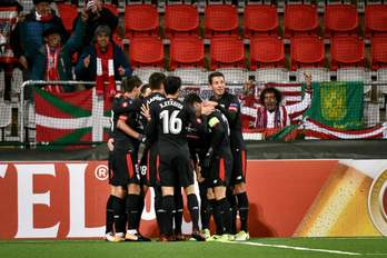 Los jugadores del Athletic celebran el gol de Aduriz en Ostersun. (Robert HENRIKSSON / AFP)