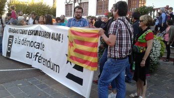 Concentración en Hendaia para apoyar a Catalunya. (Maite UBIRIA)