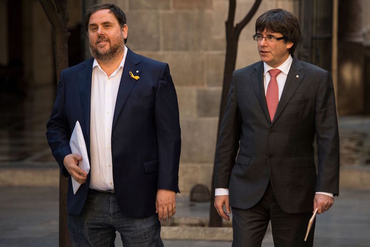 Junqueras y Puigdemont llegan al Palau de la Generalitat para una reunión del Govern. (Josep LAGO/AFP)