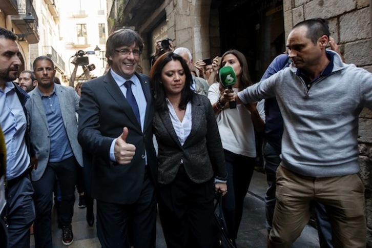 Carles Puigdemont se dio un baño de masas en Girona un día después de que el Parlament proclamara la Repúblcia catalana. (Eddy KELELE/AFP)