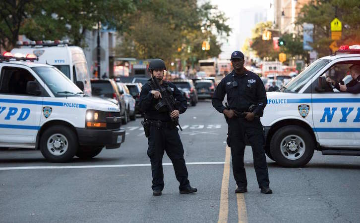 Policías en el área acordonada de Manhattan tras el atropello. (Don EMMERT/AFP)