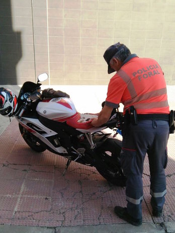 Un agente de la Policía Foral con la moto interceptada a 251 kilómetros por hora. (@policiaforal_na)